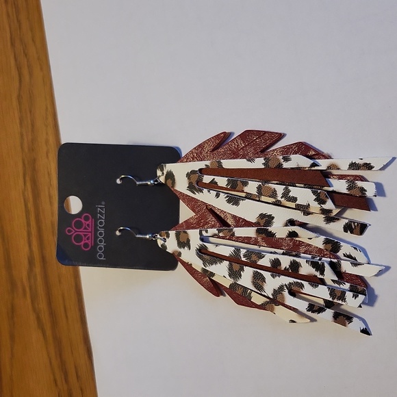 EARrINGS - Picture 1 of 2